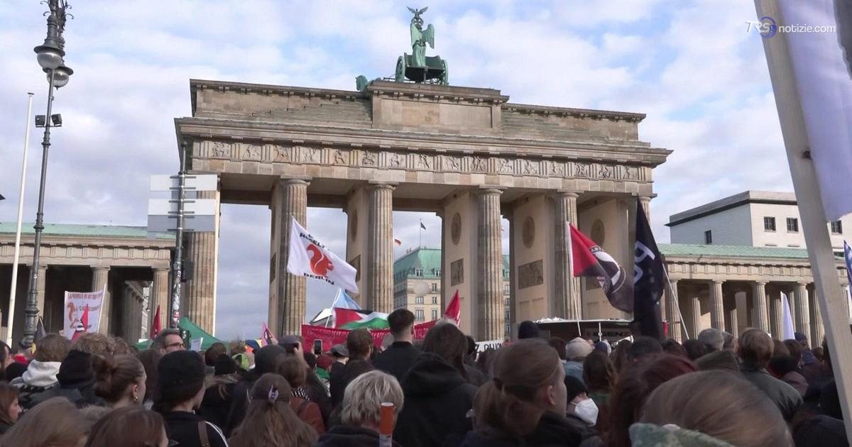 Berlino, i giovani in piazza contro i tagli alla scuola e le spese militari