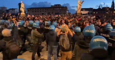 In duemila al corteo di Firenze, momenti di tensione a ponte Santa Trinita