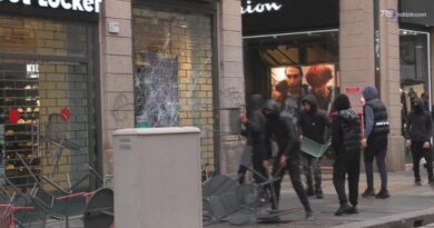 Milano nel caos, giovani incappucciati assaltano il centro