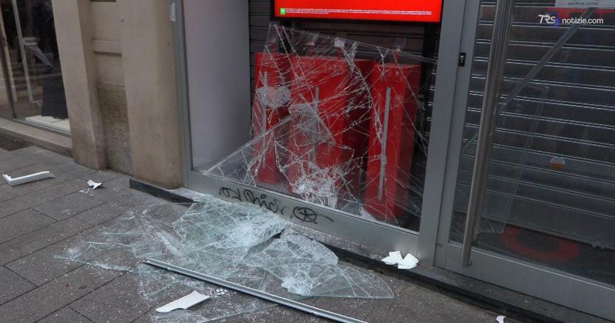 Guerriglia a Milano, negozio di telefonia assaltato: rubati smartphone