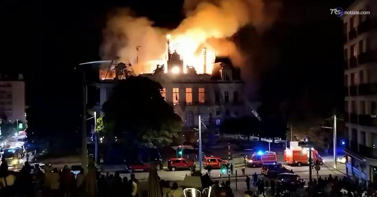 Scontri in Francia, incendiato l’antico municipio di Limoges. Il prefetto: quasi distrutto