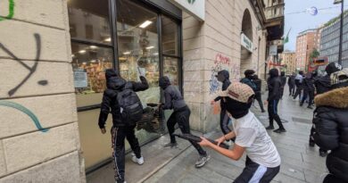 Scontri a Milano, il più piccolo tra i fermati ha 11 anni. La preside: "Senso di impotenza"