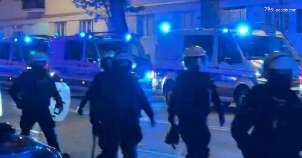 Varsavia, rimosso il capo della Corte costituzionale: agenti blindano l’edificio