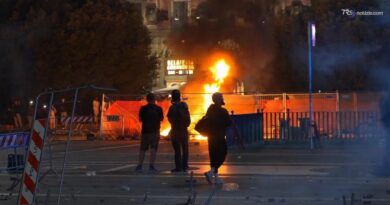 Barricate in fiamme in piazza Duomo, incidenti in via Torino