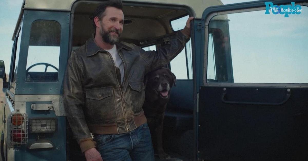 La bellezza “rassicurante” di Noah Wyle, lo sguardo buono e il sorriso sincero diventano sexy