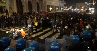 Scontri in via V.E.Orlando a Roma, idrante contro manifestanti