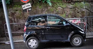 Minicar, trovati e denunciati i due ragazzi che alla guida dell'auto nera hanno aggredito 7 persone