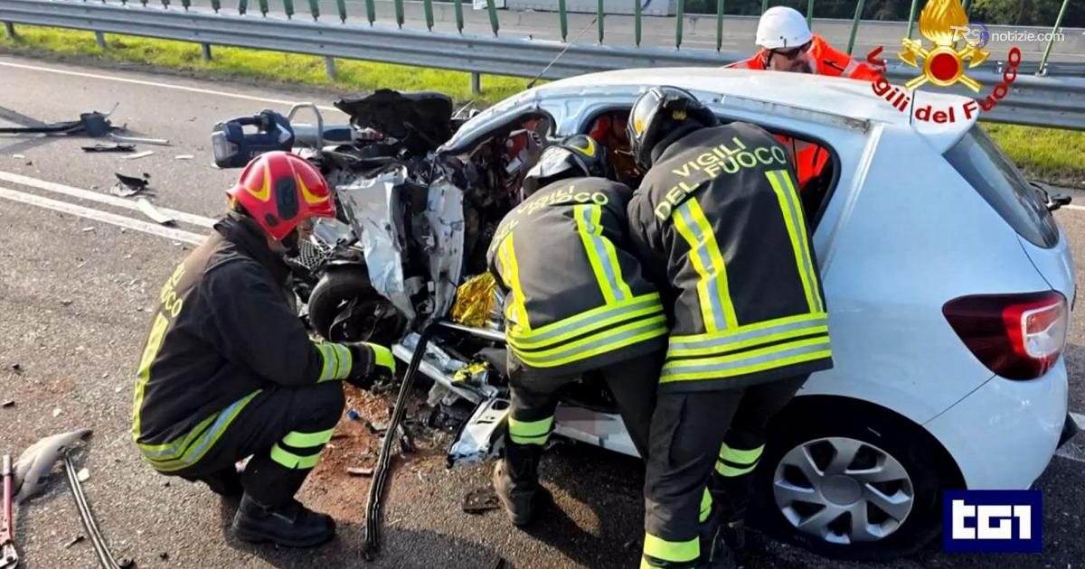 Muore nello scontro con l'auto dell'ex, le accuse del figlio: "Mia madre aspettata e inseguita"