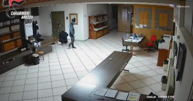 Il commando entra in azione nel caveau, poi la fuga: il video dell'assalto sventato