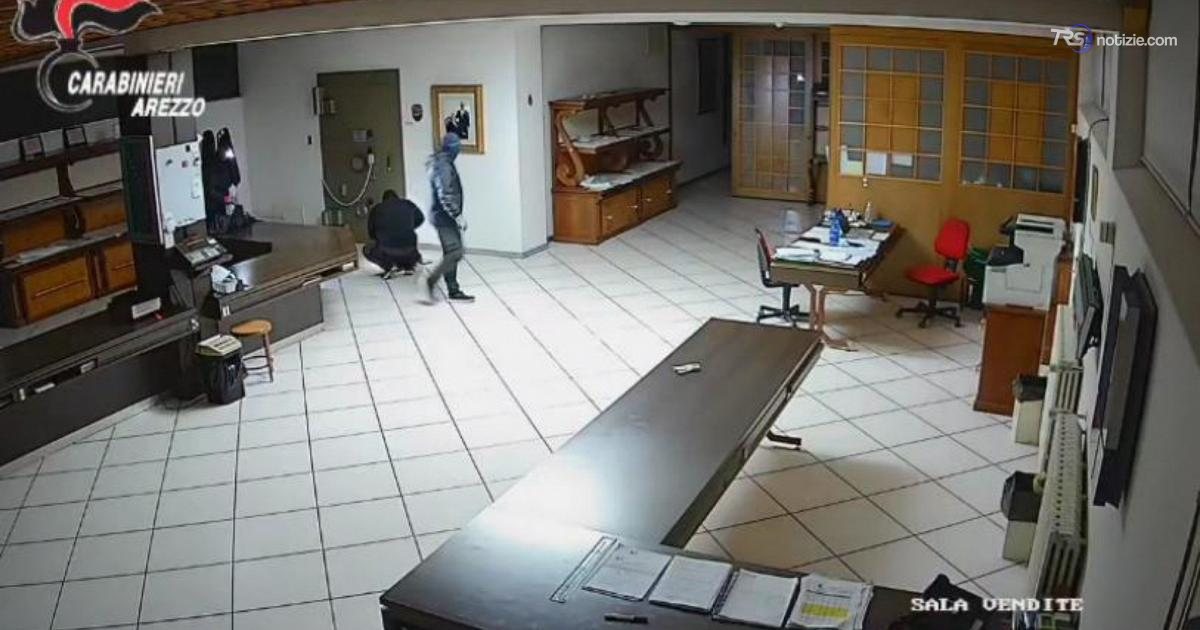 Il commando entra in azione nel caveau, poi la fuga: il video dell’assalto sventato