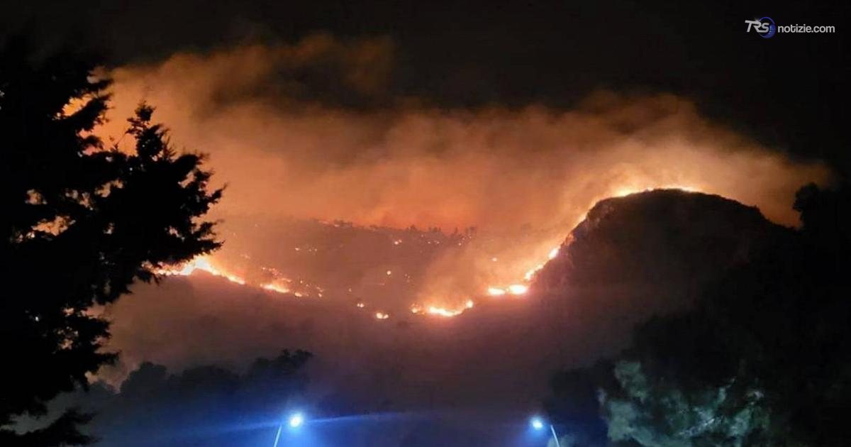Inferno nel Trapanese: il fuoco assedia Scopello, case evacuate nella notte