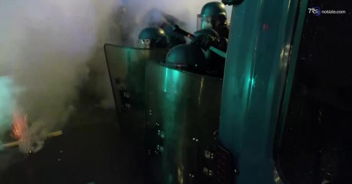 Parigi chiede coprifuoco ed esercito