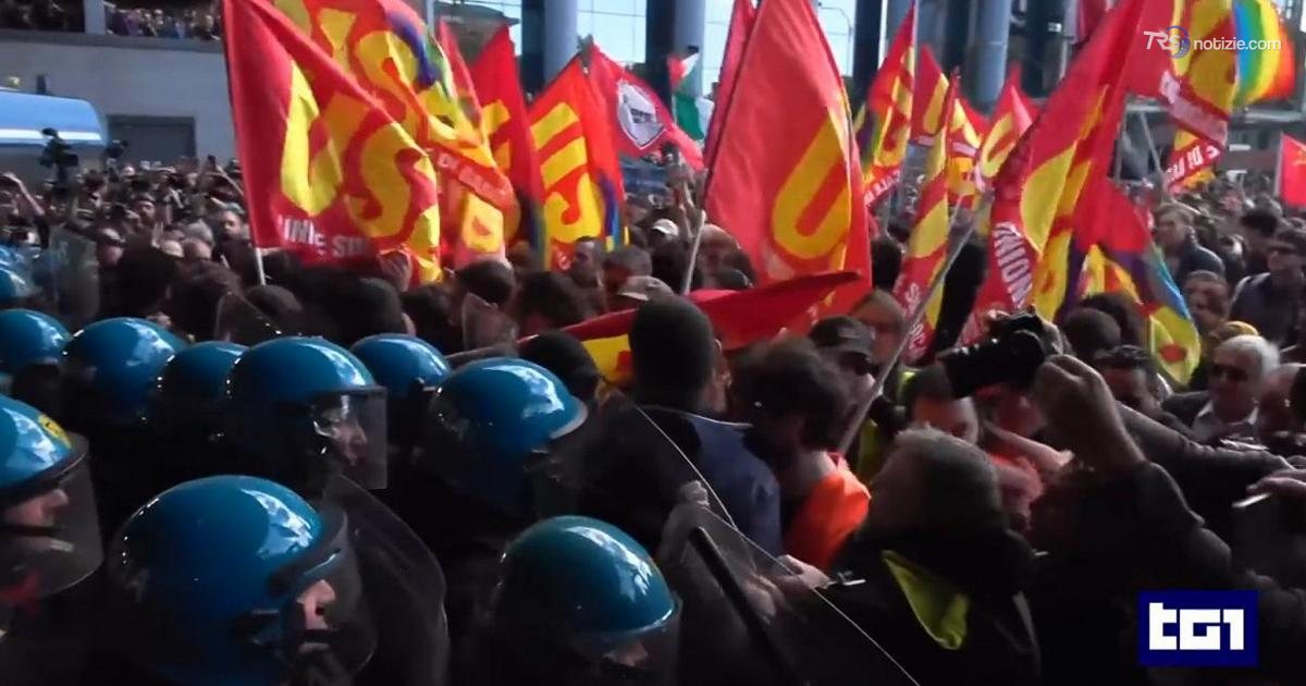 Sciopero generale dei sindacati di base, cortei nelle città blindate