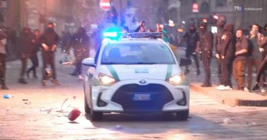 Caos Milano, facinorosi assaltano auto della Polizia Locale con estintore e altro