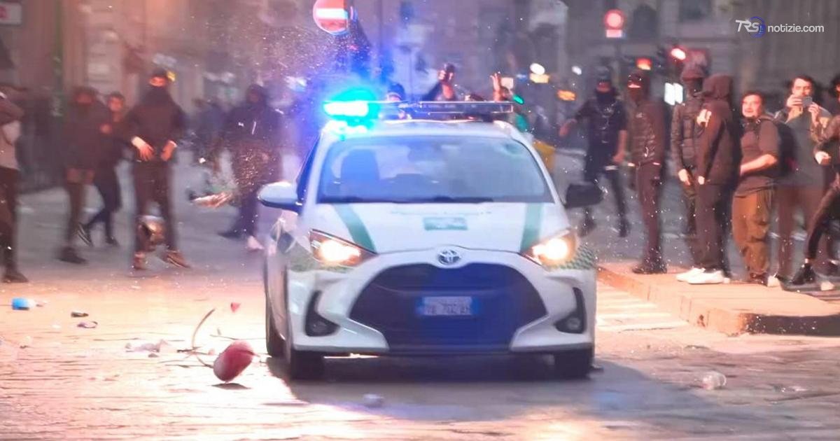 Caos Milano, facinorosi assaltano auto della Polizia Locale con estintore e altro