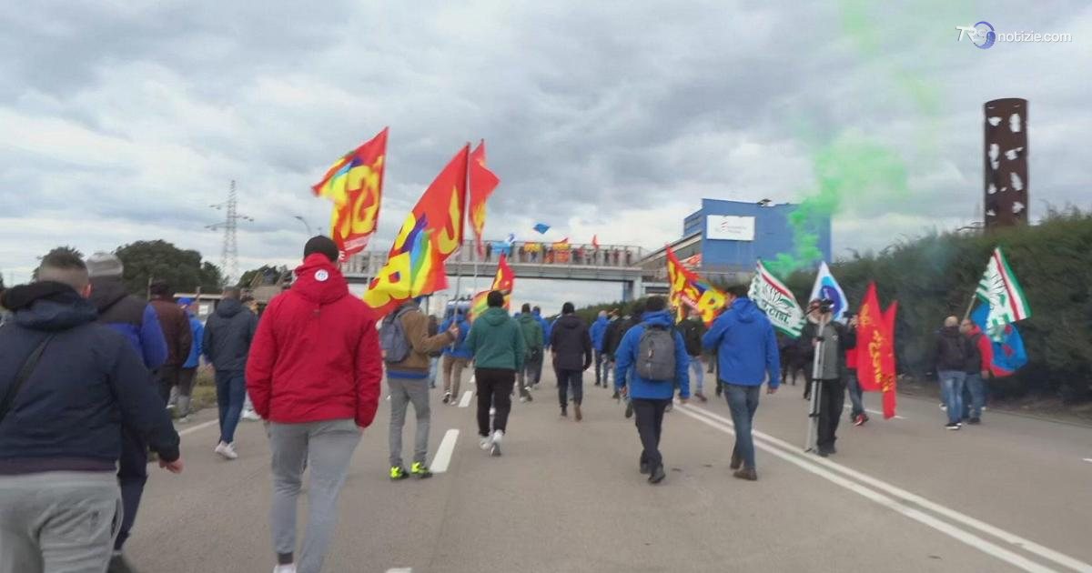 Ex Ilva, rimossi tutti i blocchi stradali, stop a presidio anche sulla statale 7