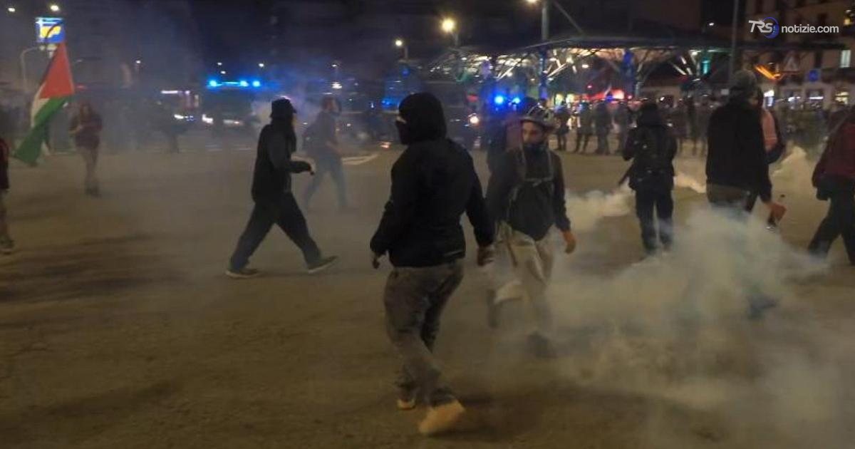 Lancio di petardi e lacrimogeni, continua le tensioni tra polizia e manifestanti a Torino