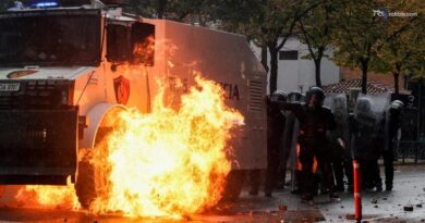 Violente proteste a Tirana, sassi e molotov contro la polizia