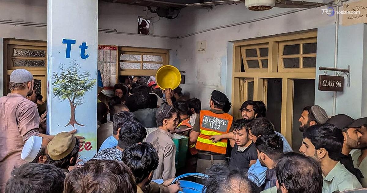 Pakistan, crolla il tetto in una scuola a Peshawar: 22 i morti, sono tutti bambini e un'insegnante