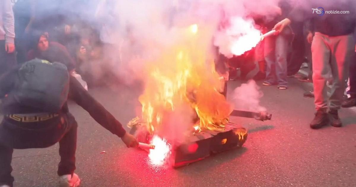 Corteo scuola a Torino, bruciato un carro armato di cartone