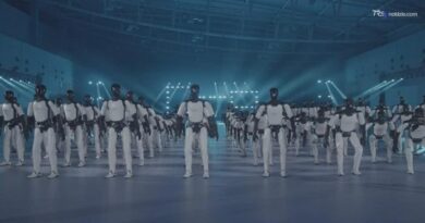 Lo spettacolo dei 110 robot ballerini: in Cina il record mondiale