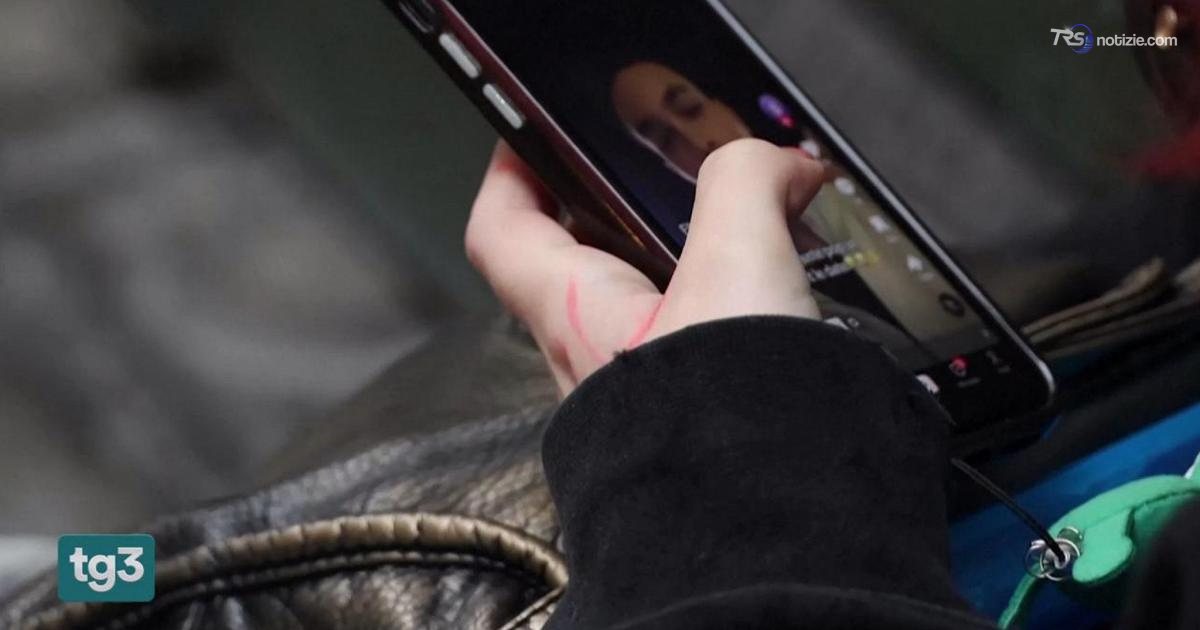 Guerra alla dipendenza digitale, la Grecia vieta i social agli under 15