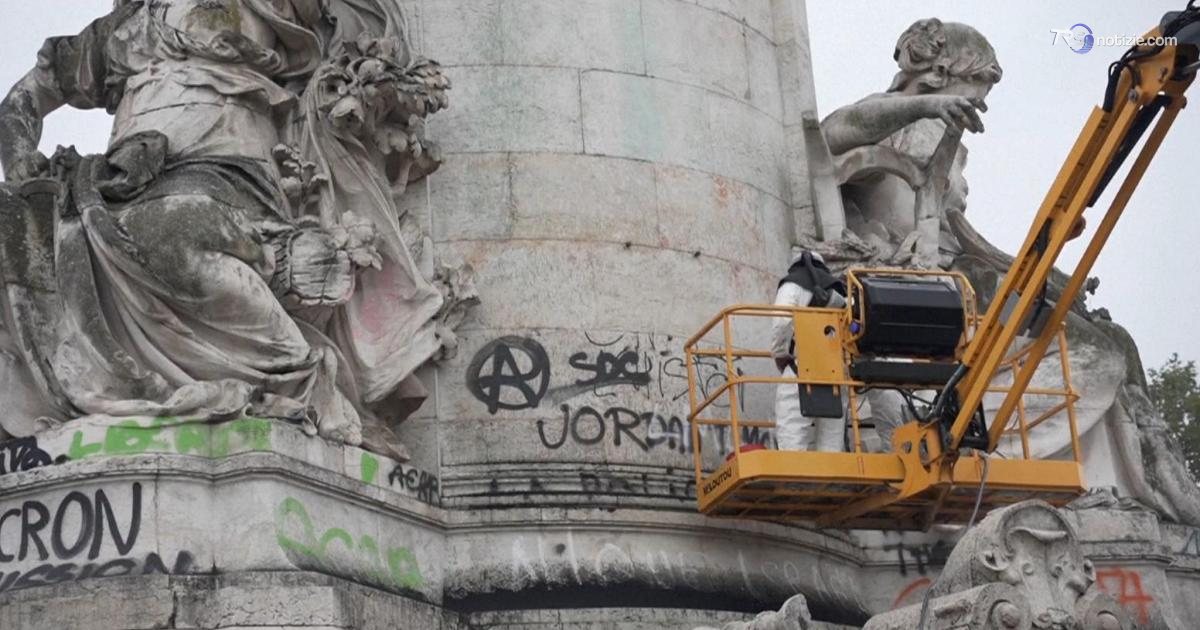 Parigi ripulisce il monumento a piazza della Repubblica teatro delle proteste