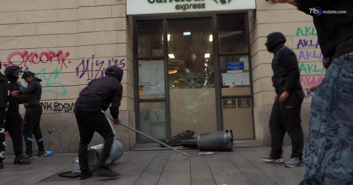 Milano, le immagini dell'assalto al Carrefour di via Torino