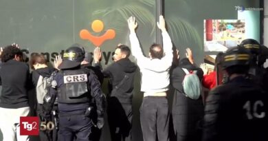 Francia, nella notte saccheggiati ancora negozi e boutique