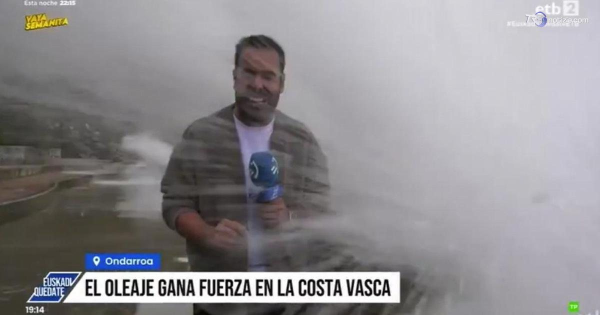 La mareggiata interrompe la diretta: reporter spazzato via da un’onda