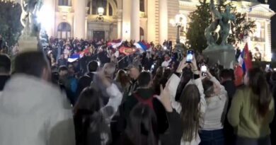 I giovani invadono Belgrado, la festa per il crollo di Vučić