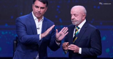 Duello in tv, Bolsonaro Jr e la scritta "corrotto" sulla mano. Lula: "Voglio il voto di tuo padre"