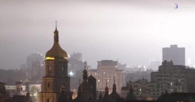 Ronzio di droni sui cieli di Kiev che si illumina a giorno per le esplosioni notturne