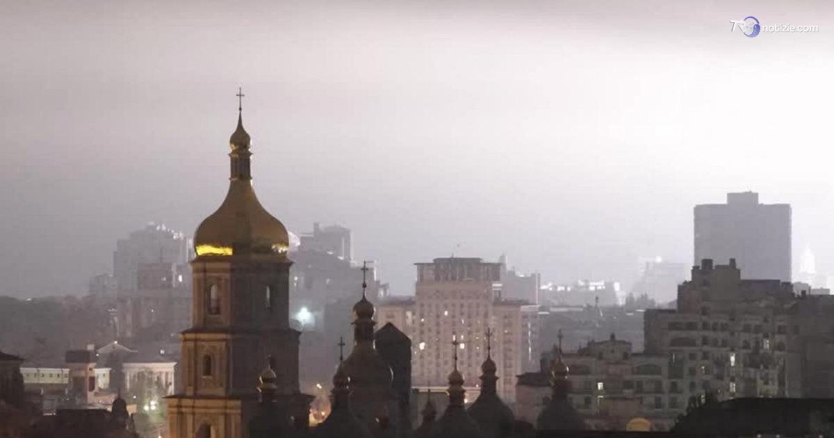 Ronzio di droni sui cieli di Kiev che si illumina a giorno per le esplosioni notturne