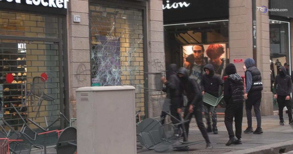 Milano nel caos, giovani incappucciati assaltano il centro