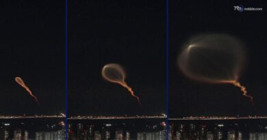 Spettacolare scia di fuoco rosso illumina il cielo notturno della Cina ieri sera