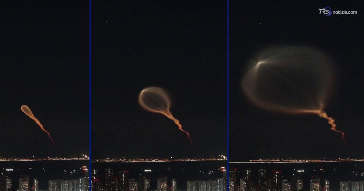 Spettacolare scia di fuoco rosso illumina il cielo notturno della Cina ieri sera