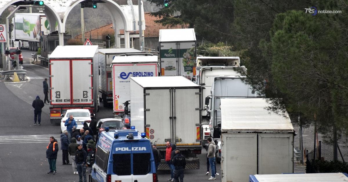 Caro carburanti, protesta infiamma Sud