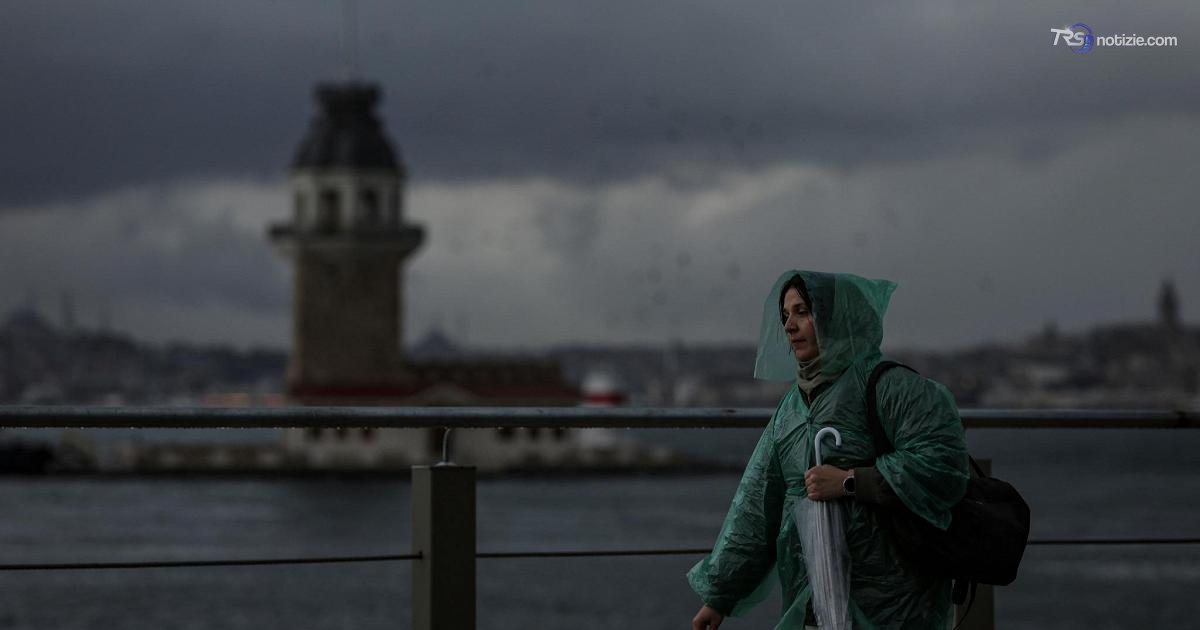 Allagamenti a Istanbul, due morti per piogge torrenziali: metropoli paralizzata e traffico in tilt