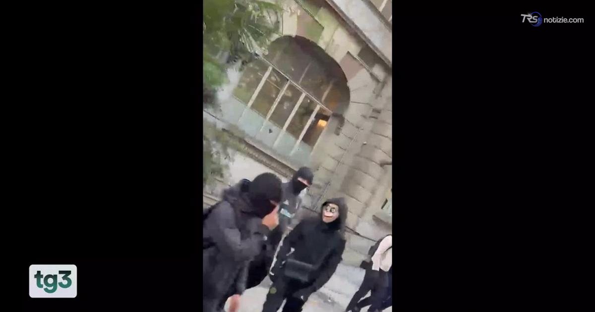 Scontri negli istituti scolastici di Torino: arrestato un minorenne incappucciato