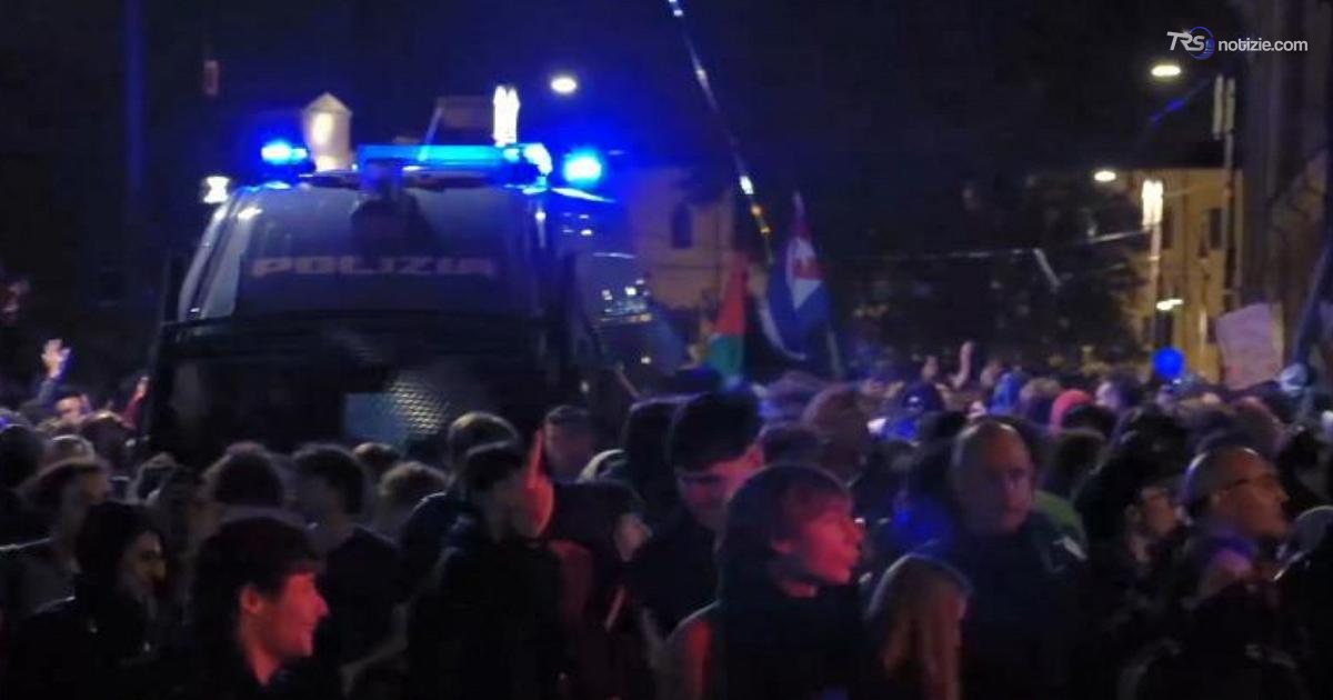 Roma, camionetta polizia resta intrappolata: manifestante si arrampica