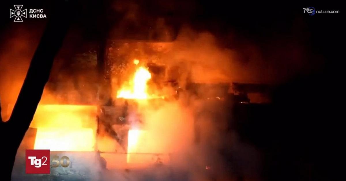 Attacchi russi in Ucraina, colpite sei centrali elettriche. Morti tra i civili