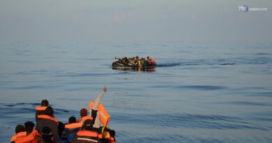 Lo scontro con la nave della polizia: muoiono 12 migranti, anche un neonato tra le vittime